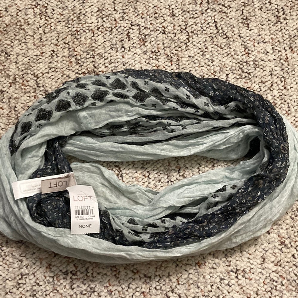 5 for $25 💸💸💸💸💸 
Fashion scarf